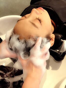 サロン ド ラクサージュ(salon de Luxage)の写真/9月末までの期間限定の『炭酸ヘッドスパ』◇頭皮の汚れを除去し頭皮環境を整えます♪芯から健やかな髪へ＊