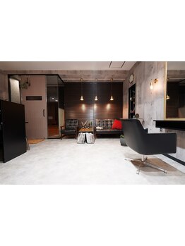 【個室あり】まわりを気にせずゆったりと過ごせるプライベートサロン。