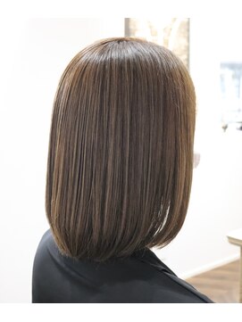 ウィスカーヘアー(whisker hair) ロングボブカーキベージュ