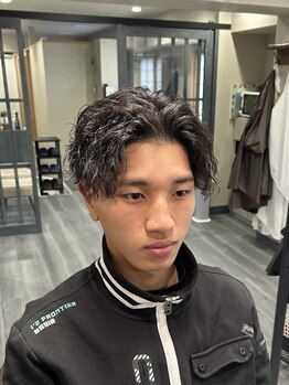 バンデ(Bande)の写真/髪質を見極め、ツイストスパイラルやニュアンスパーマも理想以上の仕上がりに。プロの技で大人スタイルへ。