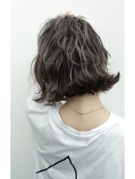 トルネード(TORNADO) 外国人風ウェービーボブ ハイライトグラデ グレージュ　外ハネ