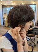 くしゃっと無造作カールが可愛い、マッシュショートボブ。