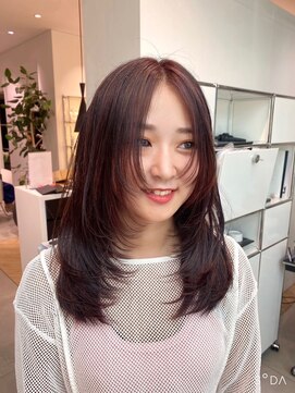 ステア ケース(stair case) たっぷり顔まわりレイヤーカットミディアムワンカールアレンジ