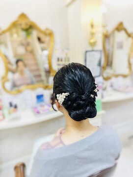 美容室 ティンカーベル シニヨンヘア