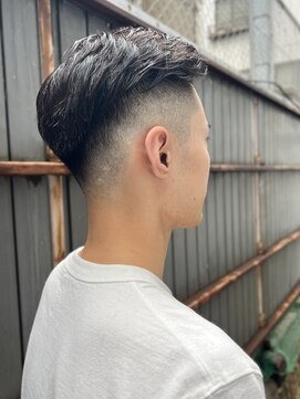 スワッグバーバースタジオ(SWAG BARBER STUDIO) サイドパートスキンフェード