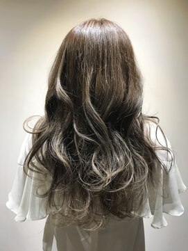 ニルバ(niLva) nilva新宿／束感ハイライトグレージュ 無造作ウェーブ[山村麻悠]