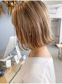 透け感ペールベージュ×切りっぱなしボブ