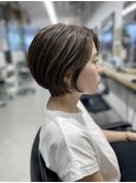 カーキベージュのくびれメリハリショート