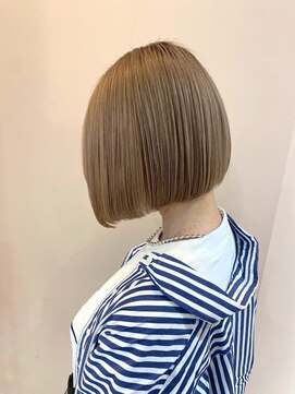 バイエイト(X８) ぱっつりボブ×ブリーチ