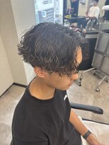 コードバイケンジ 戸塚(CODE by KENJE)&nbsp;センターパート×波巻きパーマでこなれ感アップ