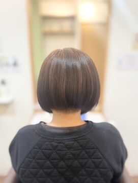 ヘアー グリーン(hair green) 首元すっきり、まとまりと艶を楽しむ上品ボブ