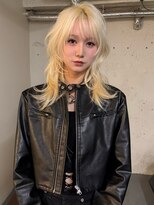 ノラ シンディ(NORA CYNDY) ホワイトブロンド 抜きっぱなし ブロンド ハッシュカット