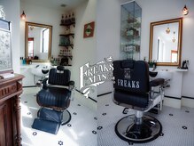 MEN's FREAKS MAN cut club【メンズフリークスマンカットクラブ】の雰囲気（席と席の間隔が広く、周囲を気にせずリラックスできます！）