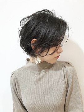 ナナバイロッカ(nana by rocca) かきあげ黒髪耳かけショートボブと毛先パーマ