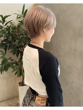 シアン(SYAN) ホワイトミルクティーベージュ×ハンサムショート【Shiho】