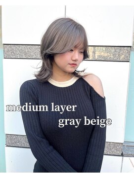 リタ(Lita) ミディアムくびれヘア/グレージュカラー