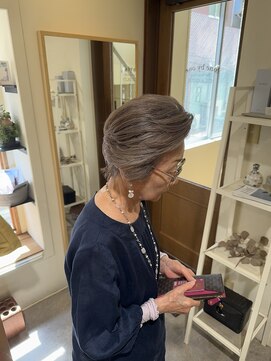 ワンバイワンクラッカ(one by one CLACCA) グレージュ白髪ぼかし