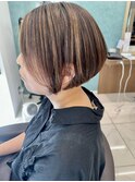 柔らかい質感でおさまる前下がり刈り上げボブ