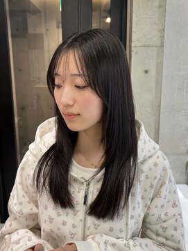 柔らかさを残した地毛風ストレート ×  結べるレイヤーカット