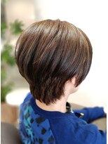 アンベリールフルー(EMBELLIR fleur)&nbsp;白髪ぼかしハイライトのショートボブスタイル