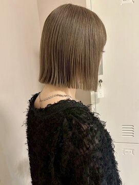 ヒビヲ(HIBIO) 切りっぱなしボブタッセルボブダブルカラーブリーチグレージュ