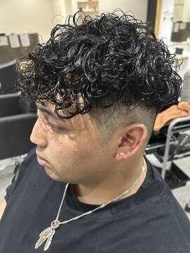 ヒュイル バイ ニアウ(Hwyl by Niau) メンズマッシュスペインカールスパイラルパーマフェード眉毛