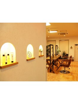 温もり感じる雰囲気の店内で、周りを気にせずゆったりとリラックスしたサロンタイムをお過ごしください＊