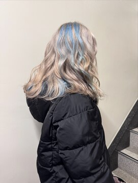 ホワイトベージュ × ペールブルー