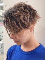 バイフィフス 原宿/表参道(by fifth)&nbsp;ツイストスパイラルパーマ前下がりセンターパートメンズ刈り上げ