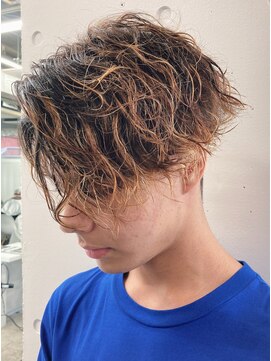 バイフィフス 原宿/表参道(by fifth) ツイストスパイラルパーマ前下がりセンターパートメンズ刈り上げ