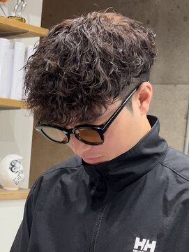 イーラ(era) 波巻きスペインカール カット メンズ 眉カット