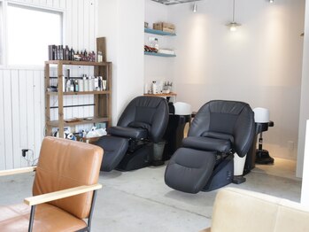 ジジ アドラーブル ヘア サロン(JiJi ADRABLE HAIR SALON)の写真/京橋で大人気のJiJiが10周年でリニューアル☆フルフラットのYUMEシャンプー台で、髪も心も癒される時間を♪