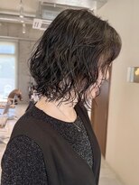 ヒイロ(hiilo.)&nbsp;雨の日も安心！湿気でうねるクセ毛を活かしたレイヤーボブパーマ