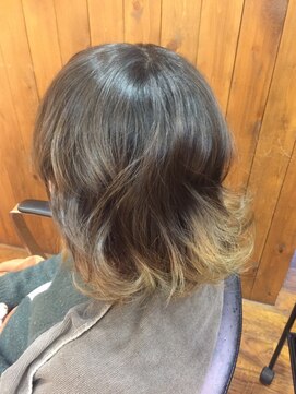 カルフール オハナ せんげん台西口店(Carrefour OHANA) 裾カラー/デザインカラー/外ハネ/ミディアム/イエローベージュ