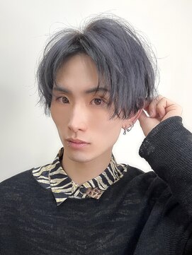 ルーム(Room) 前下がりセンターパート/刈り上げ