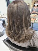 センターパートのロングレイヤー/アッシュベージュ/大人カーリー