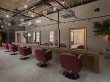 グローリーメンズ(glory men's)の雰囲気（天井が高く広々とした開放的店内。心地よさに包まれるサロン空間）