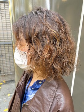 エル(EL by green) 《tomi》スパイラルパーマ×ミディアムレイヤー