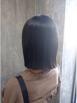 フルアヘッド(FULL A HEAD) 厚みのある重め切りっぱなしボブ