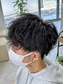 レヴィア(REVIA) メンズカット刈り上げツーブロックぱツイストパーマスタイル