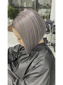 ギャル過ぎない上品シルバー×前下がりボブ