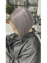 シャラ(Shala)&nbsp;ギャル過ぎない上品シルバー×前下がりボブ