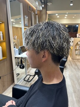 ルースト 渋谷店(ROOST) ［雰囲気抜群ヘアスタイル］金メッシュ×ツイスパ