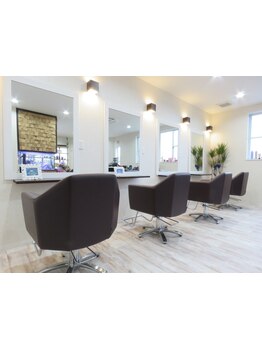 【東仙台/駐車場あり】大人女性から高リピート☆木の温もり溢れる落ち着いた店内で、大人女性の髪を美しく!