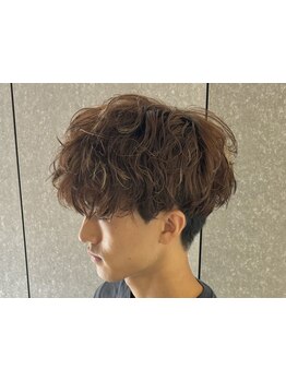 パーマと相性抜群のメンズカラーはNiauにお任せ！多彩なメンズファッションにマッチする暗めブラウンが◎