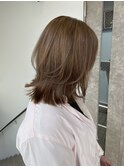 ミディアムレイヤー　くびれヘア　ミルクティベージュ