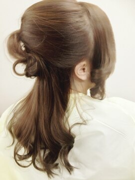 ナチュラ(Natur) ◎光を纏うツヤ感◎滑らかな面が美しい、正統派のハーフアップ