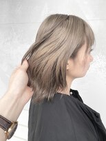 ラキ(Laki)&nbsp;パツっと外はねヘア×2ブリーチミルクティーグレージュ