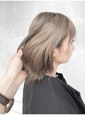 パツっと外はねヘア×2ブリーチミルクティーグレージュ