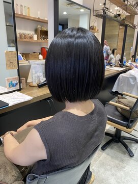 ビヨウシツ ポスタ 丸みボブ　鈴木章浩